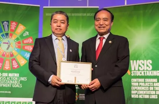图：国际电信联盟秘书长赵厚麟（右）为中国互联网协会秘书长卢卫（左）颁奖